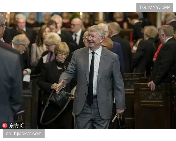 特写：看台上的弗格森与92班成员，共同庆祝曼联青训学院成立纪念日